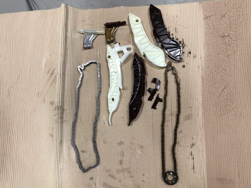 タイミングチェーンテンショナーとチェーンガイド