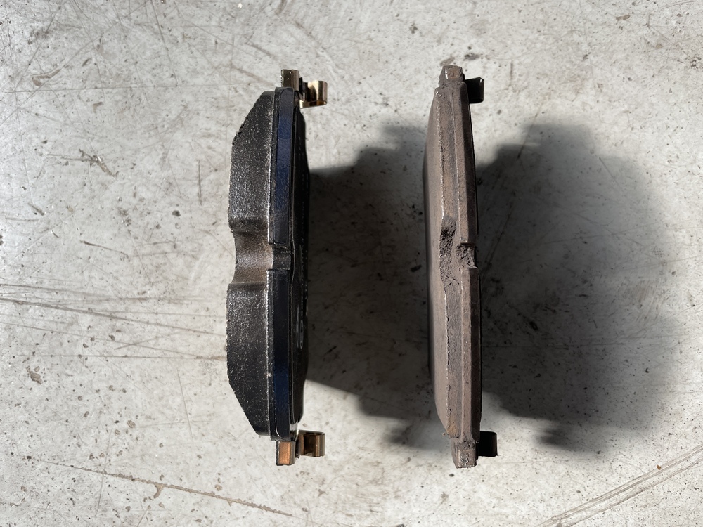 新しいブレーキパッド（左）と摩耗したブレーキパッド（右）