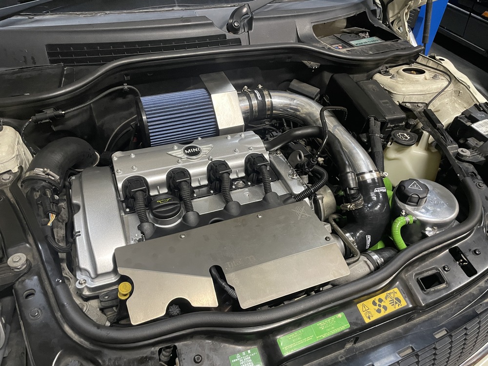 エンジンカバーを取り付け、バッテリーを接続する