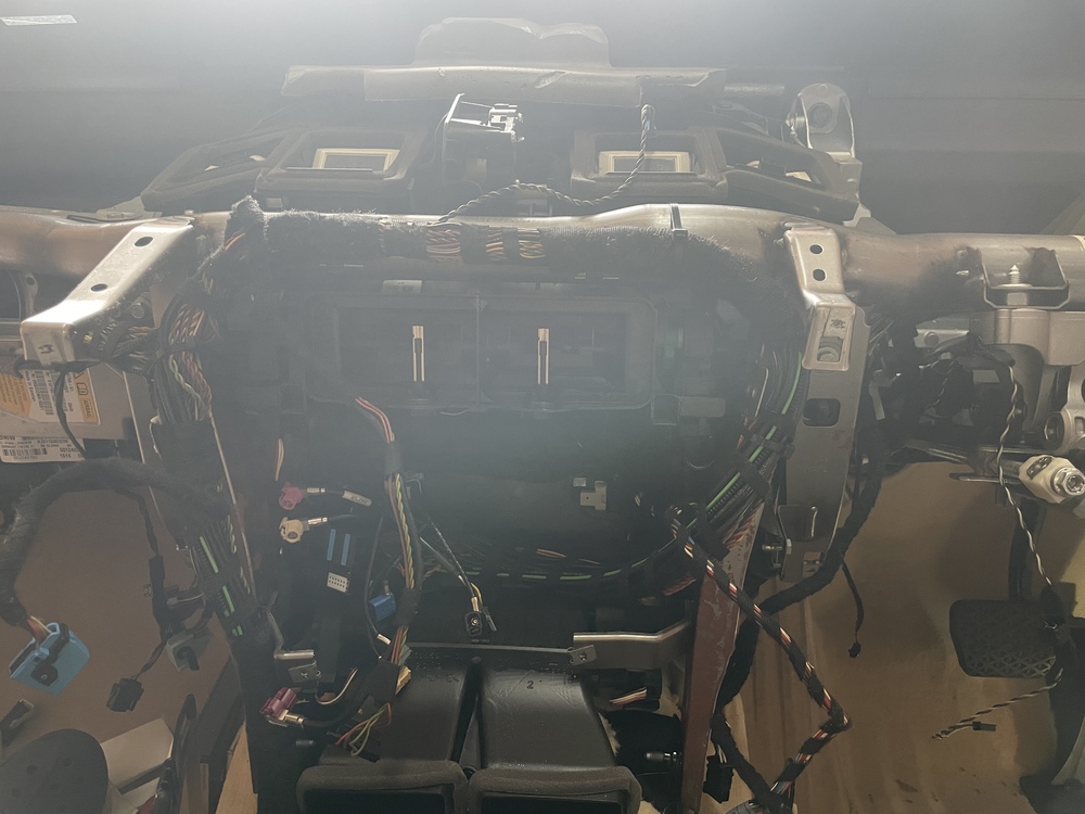 カーナビのブラックアウトでiDriveユニットを交換する様子