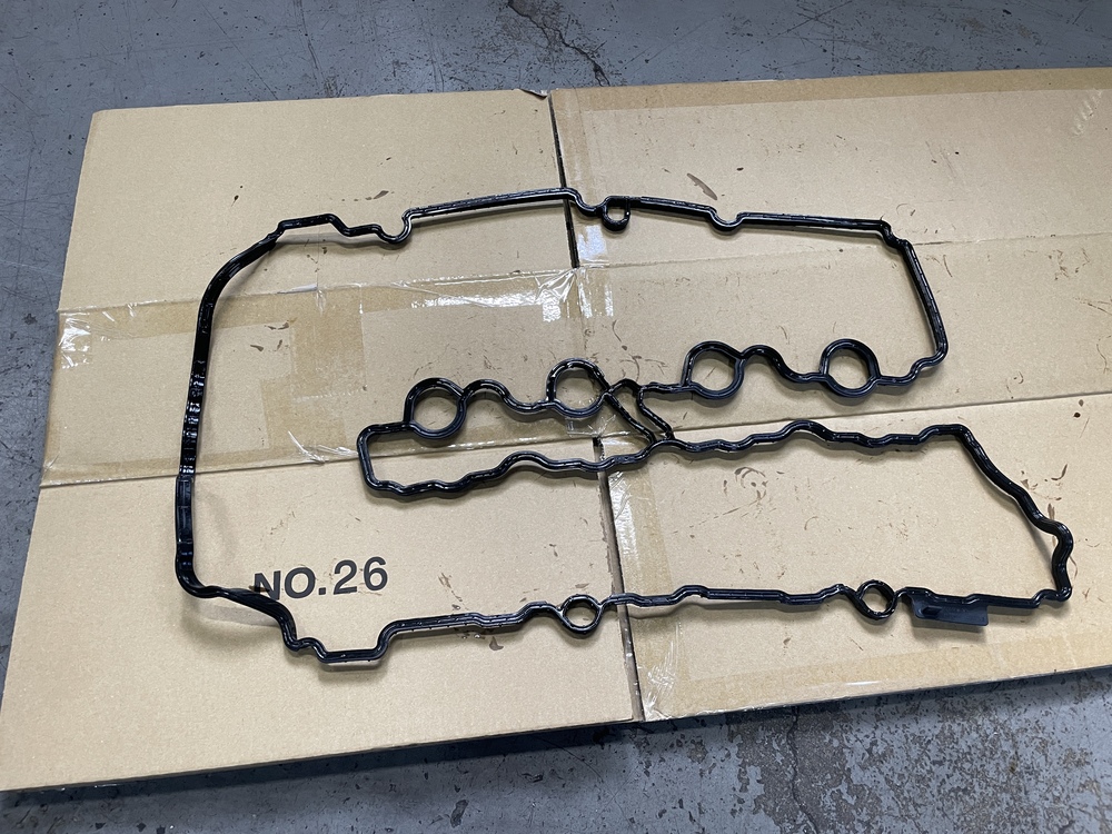 古いシリンダーヘッドカバーガスケット