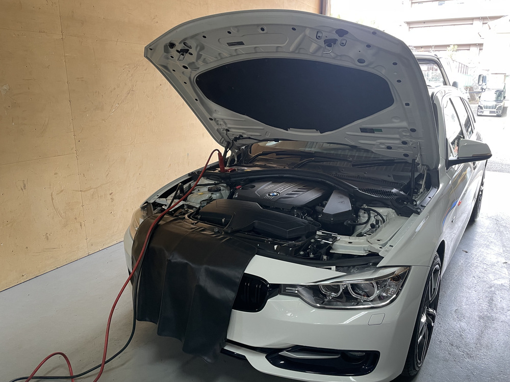 BMWのバッテリーを点検している様子