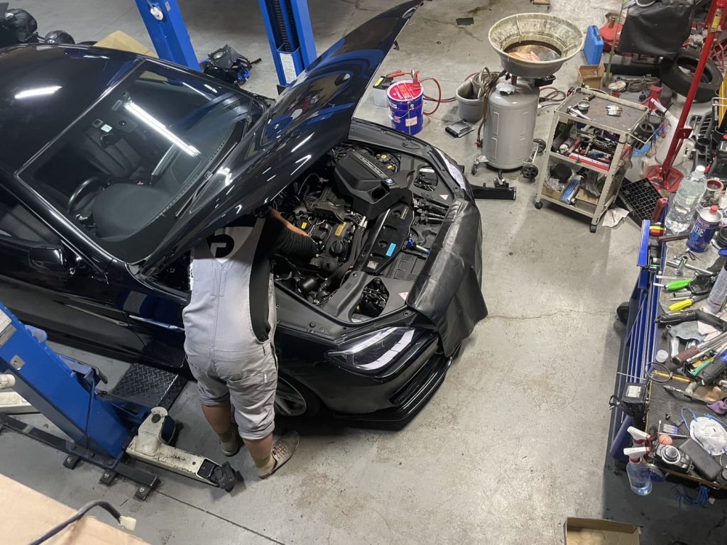 BMW 6シリーズ F13のスパークプラグを交換する作業風景