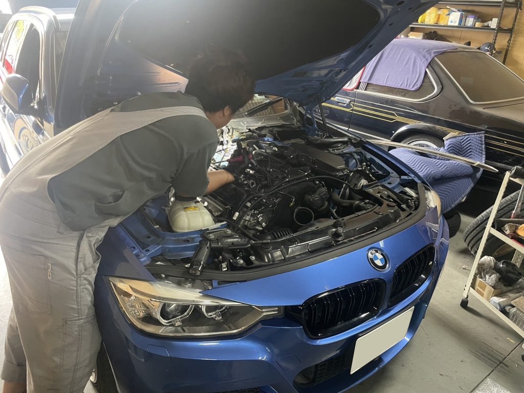 シリンダーヘッドカバーガスケットを交換する様子