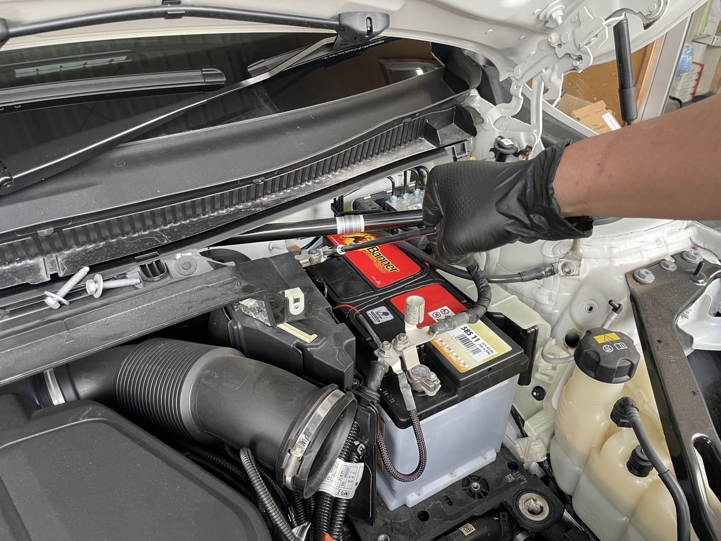 バッテリーを載せ替えている様子