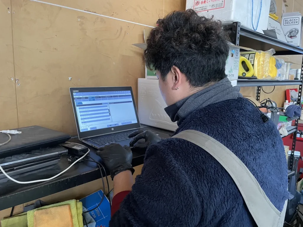 テスターにてMINIを診断している様子