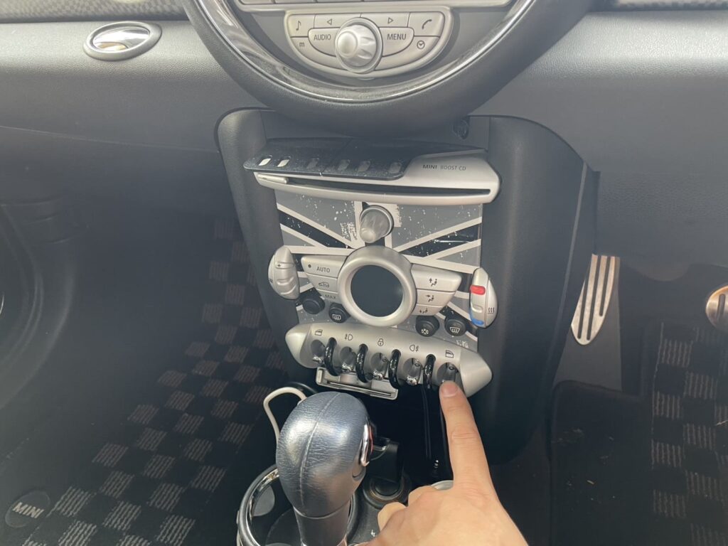 実際にパワーウインドウを動かして症状確認