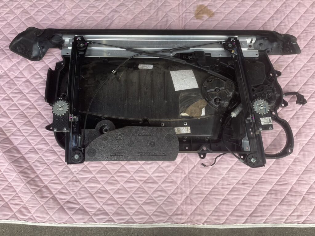 パワーウインドウレギュレーターを取り外したところ