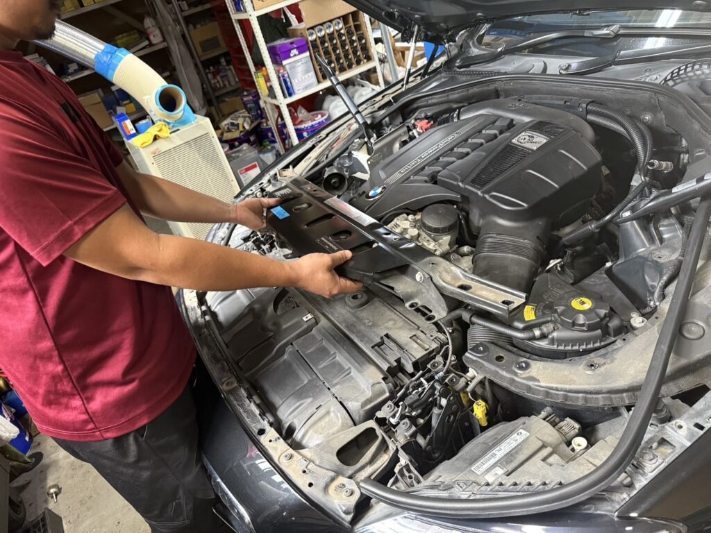 電動ファンを取るためにプレートを外す