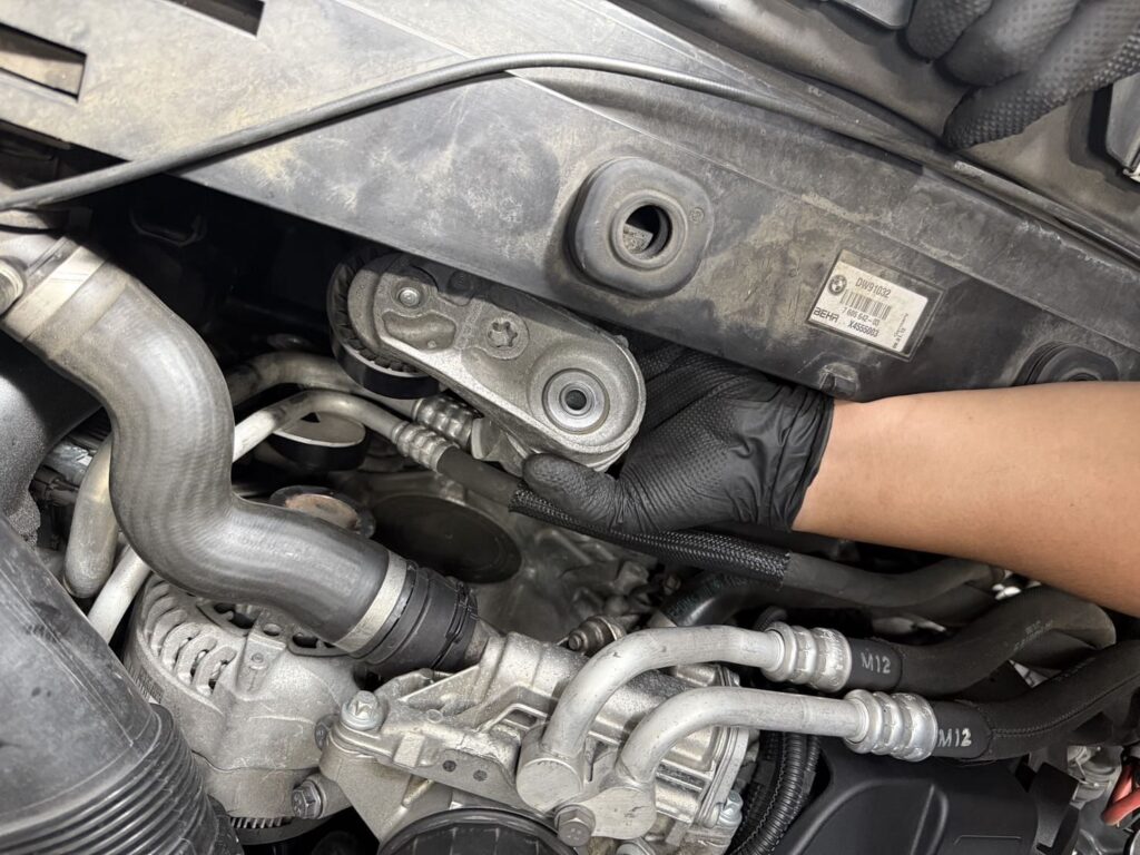 ベルトテンショナー取り外す様子