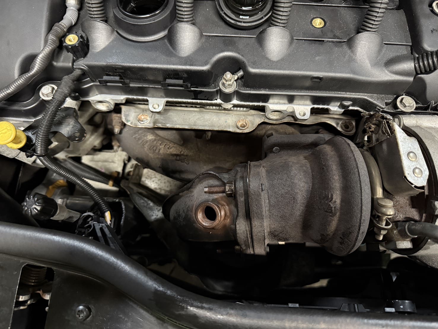 ガスケットを交換時のキャタライザー上部の遮熱板を取り外した様子