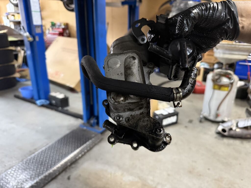 オイルフィルターハウジングなどの主要部品を取り外したところ